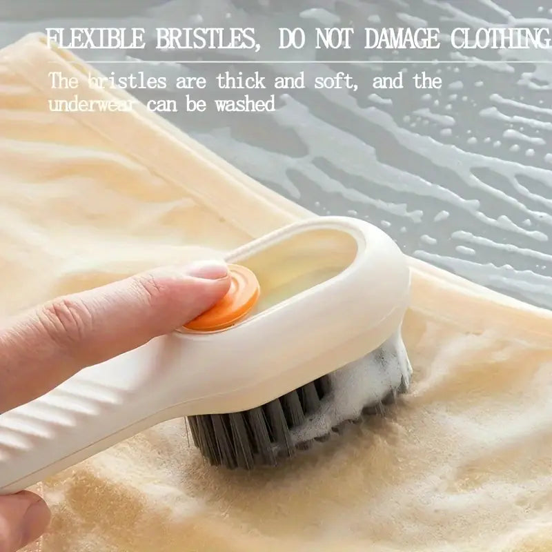 Ergonomic shoe brush with long handle and built-in soap dispenser - Soft bristles for gentle cleaning, ideal for cleaning shoes, boots and jewelry